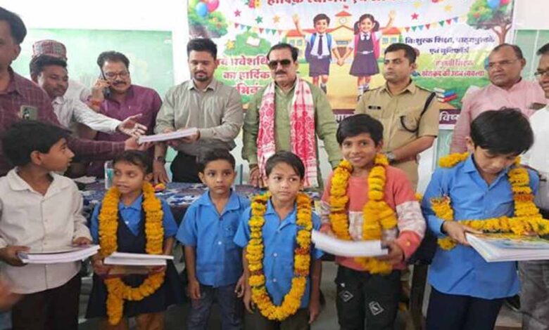 मंत्री  टेटवाल ने “स्कूल चलें हम” के तहत प्रवेशोत्सव में पुस्तक और मिठाई वितरण कर विद्यार्थियों का किया उत्साहवर्धन