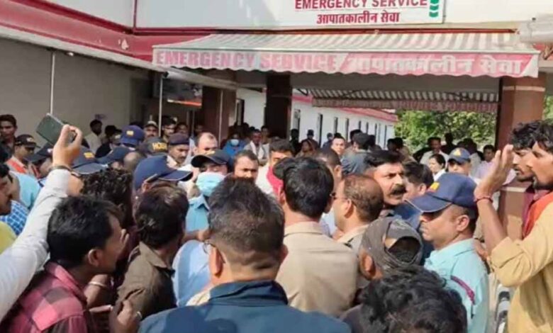 सतना के बिरला अस्पताल में हंगामा, ब्रेन ट्यूमर ऑपरेशन के बाद महिला के पेट पर मिला गहरा चीरा