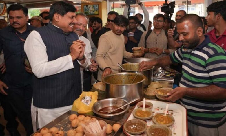 काशी की प्रसिद्ध कचौड़ी-पूरी का स्वाद लेते दिखे सीएम मोहन यादव, सादगी ने जीता लोगों का दिल