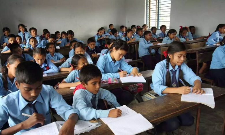 भोपाल में आज अधिकारी बने शिक्षक, 102 सरकारी स्कूलों में अफसरों ने ली क्लास, बच्चों से किया संवाद