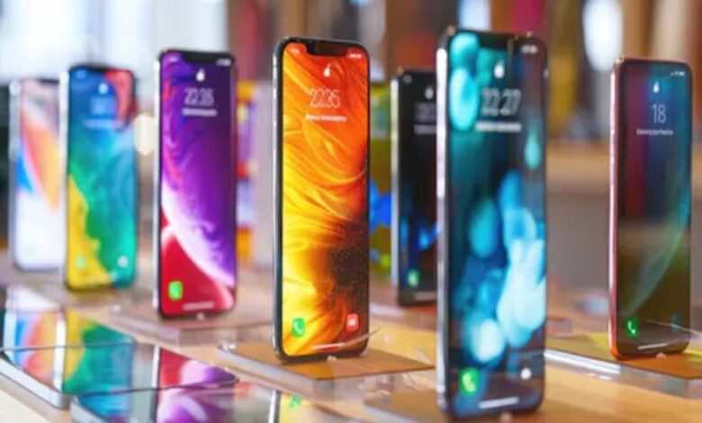 देश में आय का 40% तक स्मार्टफोन पर खर्च, महंगाई ने 22 करोड़ यूजर्स का अपग्रेड अटकाया