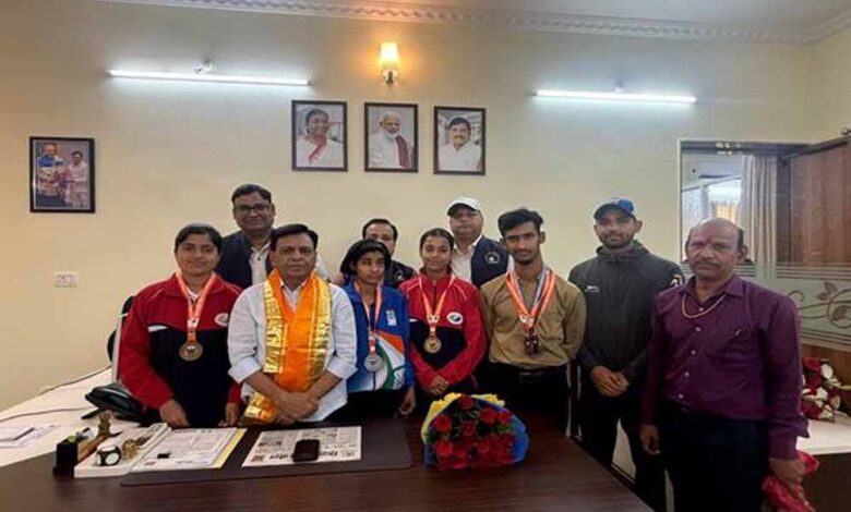 उप मुख्यमंत्री  देवड़ा से पैरा नेशनल गेम्स के विजेता खिलाड़ियों ने की भेंट