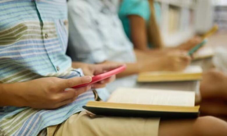 स्कूल में फोन ले जाना पड़ेगा महंगा, बच्चों की पढ़ाई और दिमाग पर असर, दुनिया भर में बढ़ा बैन