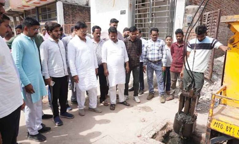 ऊर्जा मंत्री  तोमर ने उपनगर ग्वालियर में नाला निर्माण एवं सीवर लाइन का किया निरीक्षण