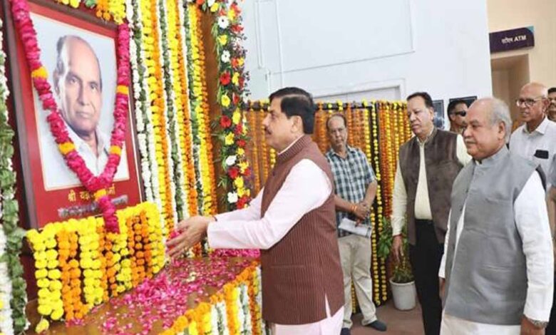मुख्यमंत्री डॉ. यादव ने विधानसभा के पूर्व अध्यक्ष  यज्ञदत्त शर्मा की जयंती पर पुष्पांजलि अर्पित की