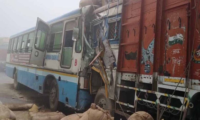 देवास में ट्रक और टूरिस्ट बस की भीषण टक्कर, 30 से ज्यादा यात्री घायल