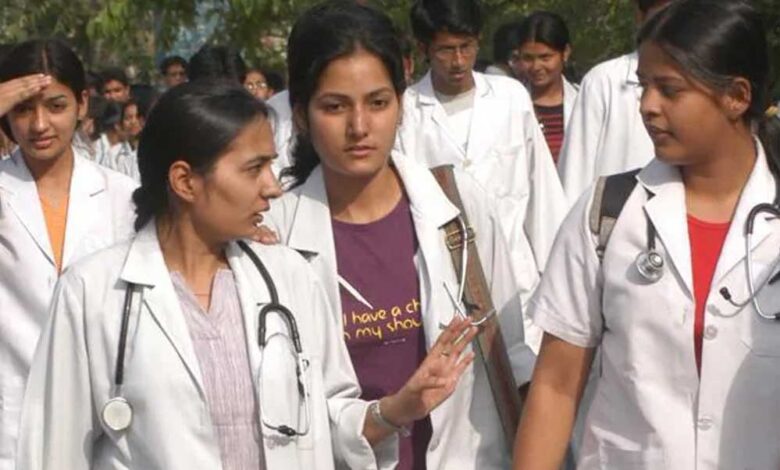 कैंसर मरीजों के लिए बड़ा झटका, PMJAY के पैनल से 300 डॉक्टर बाहर, जानें कारण