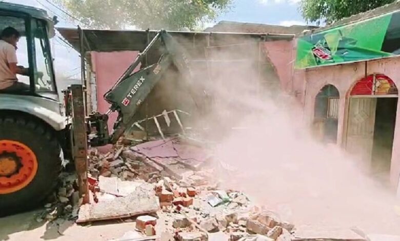 भोपाल में बड़ा तालाब के किनारे चला बुलडोजर, 9 दुकानों को किया जमींदोज, 347 पर होगी कार्रवाई