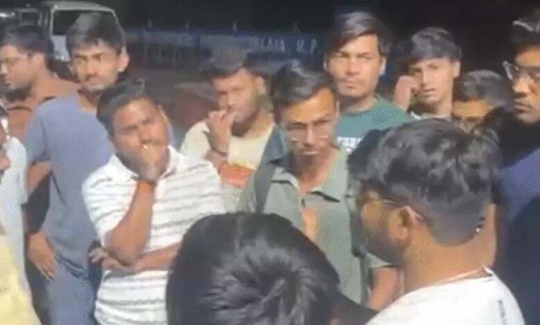 छिपकली कांड के बाद बंद कैंटीन, टिफिन पर भी लगी रोक: आरजीपीवी गेट पर छात्रों का विरोध प्रदर्शन