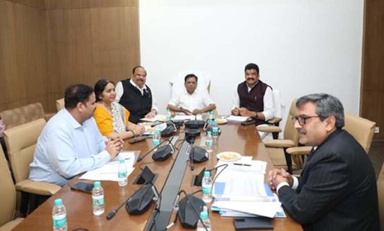 जिला एवं तहसील स्तर पर भी कामर्शियल सिलेंडर की उपलब्धता सुनिश्चित करें