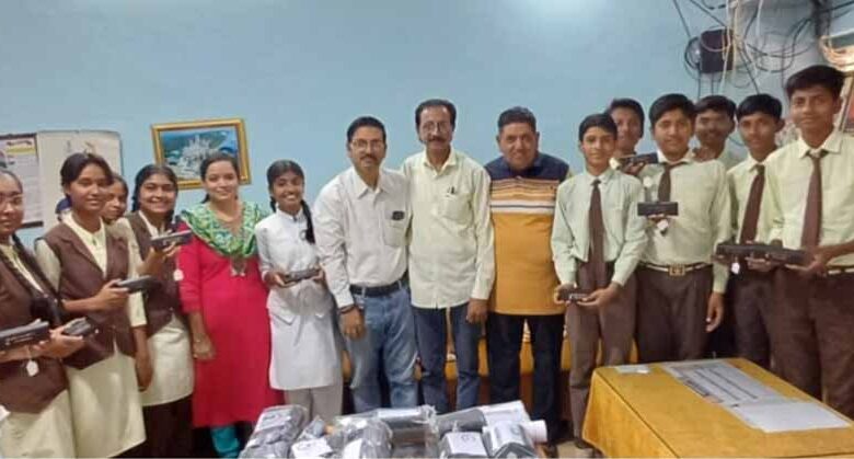 शासकीय उत्कृष्ट विद्यालय के 92 विद्यार्थियों को निःशुल्क चश्मों का वितरण