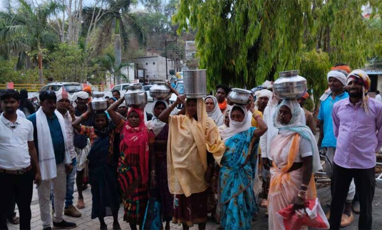 डिंडौरी में पानी का संकट चरम पर: नाले का पानी पी रहे ग्रामीण, खाली बर्तन लेकर पहुंचे जनसुनवाई में