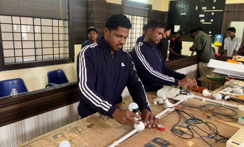 अंधेरे से उजाले की ओर- पुनर्वास नीति ने संवारा विनोद का भविष्य