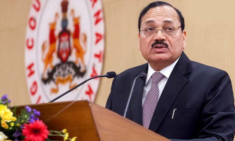 पहली बार मोबाइल लेकर सुप्रीम कोर्ट पहुंचे CJI सूर्यकांत, किसका था मैसेज?