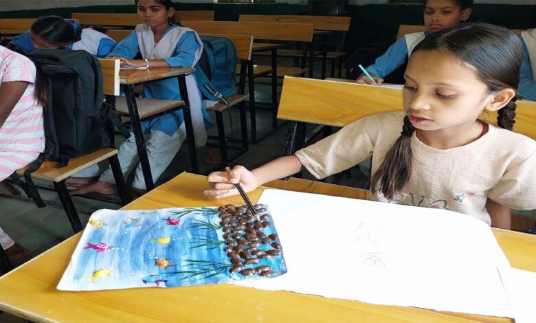 जबलपुर की शिक्षिका मंजू जायसवाल का अनोखा प्रयोग, चित्रों के जरिए बच्चों को सिखा रही हैं गणित, 95% रिजल्ट