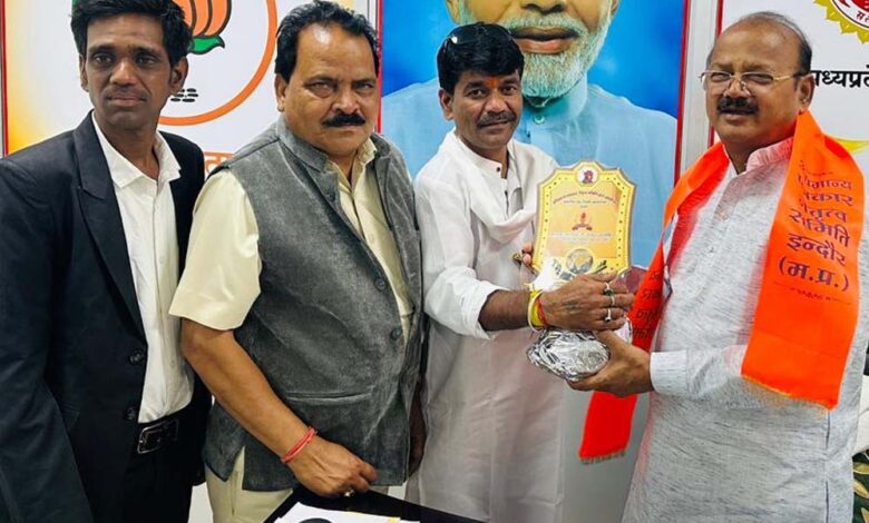 मंत्री दिलीप जायसवाल से मुलाकात, सम्मानित किए गए पत्रकार समिति के नेता