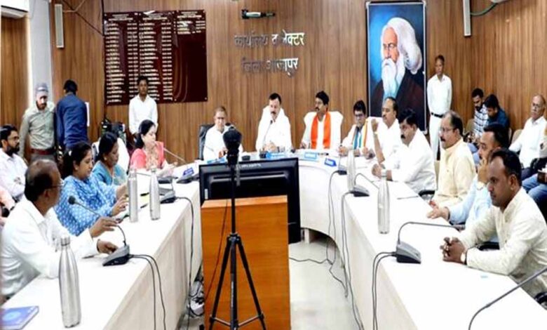 दो पहिया वाहन चालकों को हेलमेट लगाकर चलने के लिए करें प्रेरित : परिवहन मंत्री सिंह