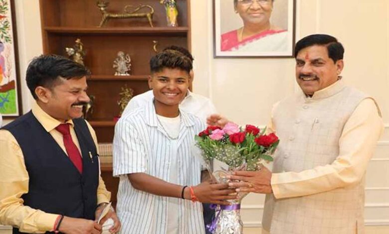 मुख्यमंत्री डॉ. यादव से क्रिकेटर क्रांति गौड़ ने सौजन्य भेंट की