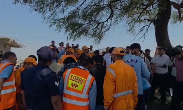 भागीरथ के हाथों में रिंग फंसाकर रेस्क्यू की कोशिश नाकाम, सुरंग की खुदाई जारी; बोरवेल पर टिकी नजरें