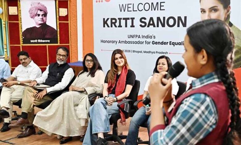 यूएनएफपीए एंबेसेडर कृति सेनन ने विद्यार्थियों से किया संवाद, जेंडर इक्वैलिटी का दिया संदेश