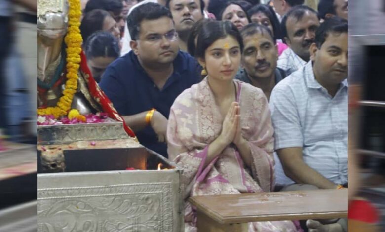 1700 करोड़ के पार ‘धुरंधर’, महाकाल के दर पहुंचे सारा-अर्जुन, टेका माथा