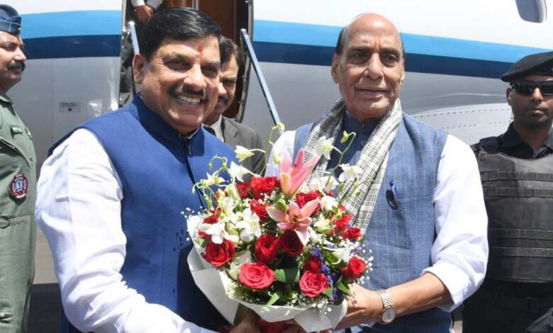 मुख्यमंत्री डॉ. यादव ने की केंद्रीय रक्षा मंत्री राजनाथ सिंह की आत्मीय अगवानी