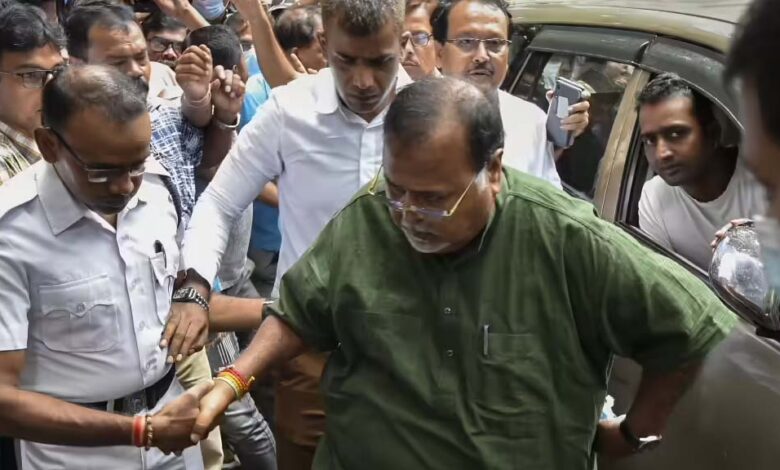 पश्चिम बंगाल के पूर्व मंत्री पार्थ चटर्जी के घर ED की रेड, SSC घोटाले में एक्शन