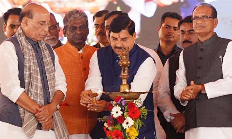 रायसेन में दिवसीय राष्ट्रीय उन्नत कृषि महोत्सव का आगाज, मंच पर एक साथ दिखे रक्षामंत्री, कृषि मंत्री और मुख्यमंत्री