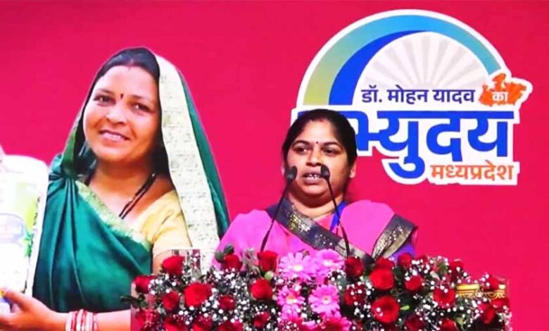 हौसलों की उड़ान: हवाई जहाज़ से उड़ान भरने वाली गांव की पहली बहू मीनाक्षी