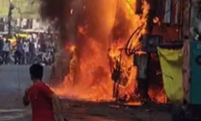 भोपाल के MP नगर में ट्रांसफार्मर ब्लास्ट: फॉर्च्यूनर कार चपेट में, इलाके में अफरा-तफरी