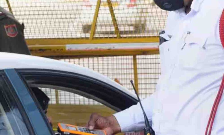 हैदराबाद: चालान से बचने के लिए फ्लिप नंबर प्लेट लगाने वाले BMW चालक पर केस