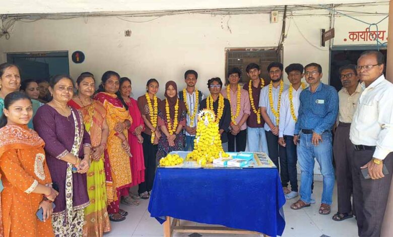 10वीं 12वीं का रिजल्ट घोषित बच्चों ने मारी बाजी