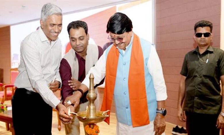 सभी अधिकारी नगरीय निकायों को स्वावलंबी और विकास केंद्र के रूप में करें स्थापित : मंत्री विजयवर्गीय