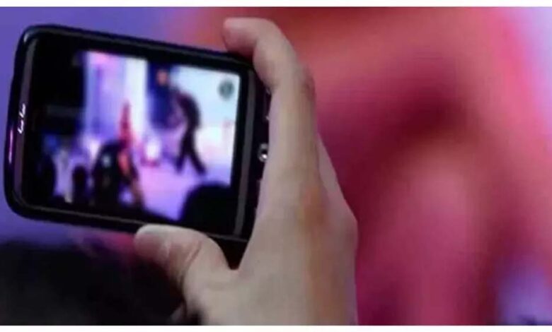 MMS लीक की बाढ़, दफ्तर से बेडरूम तक खुल रहे राज; ये सारे कांड किसने किए?