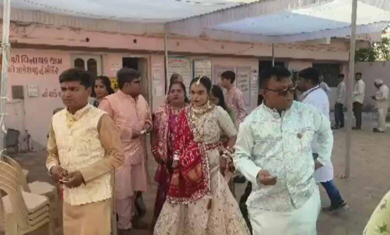 जामनगर में दुल्हन ने शादी से पहले किया मतदान, लोकतंत्र की मिसाल