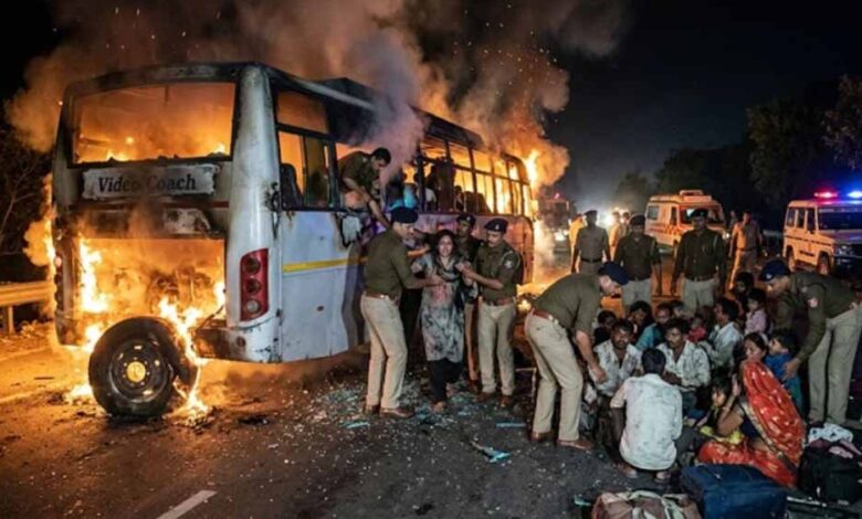 Gwalior में बस हादसा, टायर फटने के बाद लगी आग; पुलिस ने कांच तोड़कर 16 लोगों को बचाया
