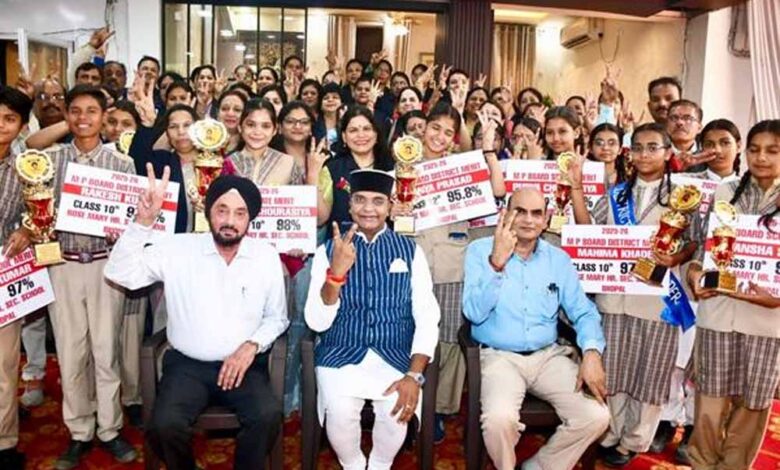 भोपाल के मेधावी विद्यार्थियों से मिले मंत्री  सारंग