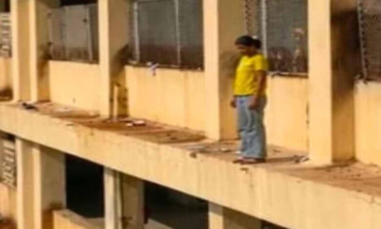 छिंदवाड़ा में अस्पताल में हाई वोल्टेज ड्रामा, भर्ती महिला पांचवीं मंजिल की छत पर चढ़ी