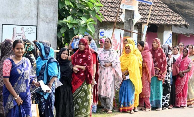 बंगाल में 18% वोटिंग, ममता ने गड़बड़ी का आरोप लगाया, नादिया में BJP कार्यकर्ता पर हमला