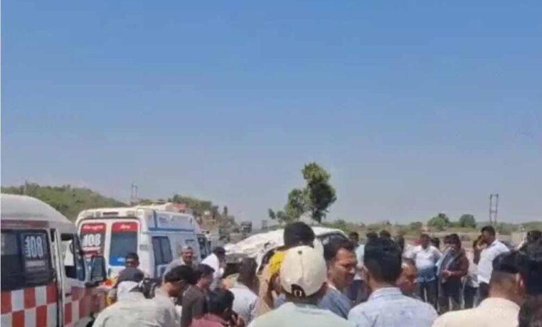 साबरकांठा में निजी बस ने यात्री वैन को टक्कर मारी, छह की मौत और आठ घायल