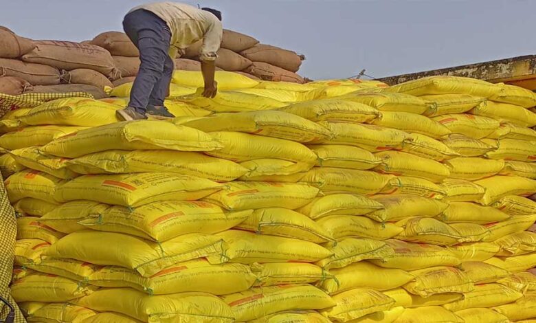 अब यूरिया खाद पर नहीं होगी किचकिच! 100 लाख टन के गैप को भरने के लिए नई पॉलिसी तैयार