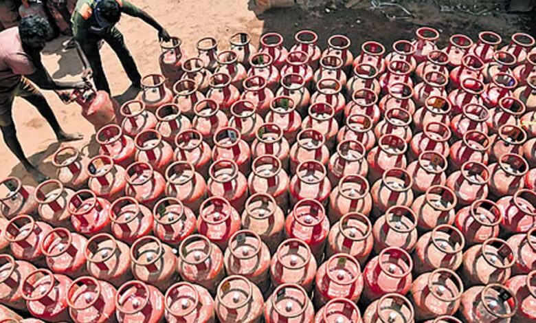 LPG 5KG सिलेंडर की कीमतों में 261 रुपये की बढ़ोतरी, प्रवासी मजदूरों पर महंगाई का बड़ा असर