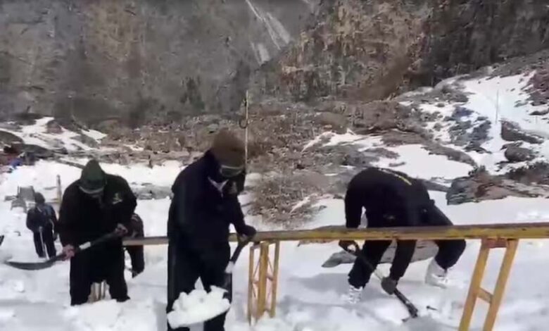हेमकुंड साहिब में बिछी सफेद चादर, बर्फ काटकर रास्ता बनाने में जुटी सेना