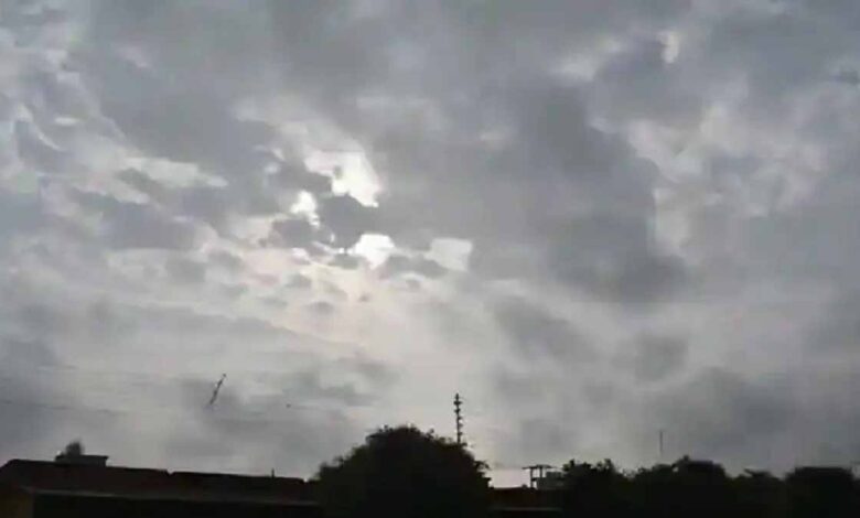 तेज आंधी-बारिश से बदला मौसम, यूपी से उत्तराखंड-पंजाब तक दिन में छाया अंधेरा