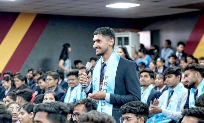 मुख्यमंत्री डॉ. यादव ने महू में विद्यार्थियों को प्लेसमेंट प्रमाण-पत्र किए वितरित
