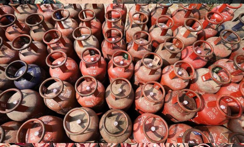 क्या गैस सिलेंडर होगा महंगा? सरकारी सब्सिडी पर पड़ेगा असर, इस रिपोर्ट ने बढ़ाई चिंता