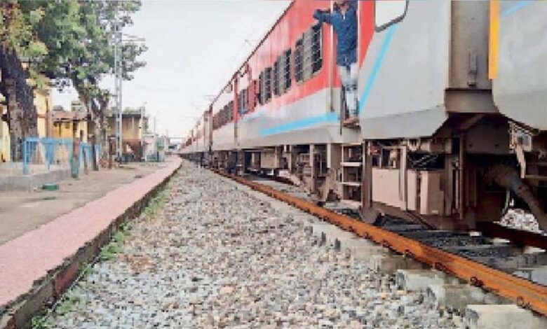करोड़ों की परियोजना में बड़ी लापरवाही: ट्रेन–प्लेटफॉर्म गैप बढ़कर बना जानलेवा खतरा