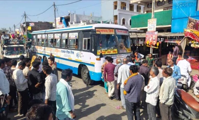 राजगढ़ में अनाज गायब होने पर मजदूर का हंगामा, सड़क पर धरने पर बैठकर रोकी बस