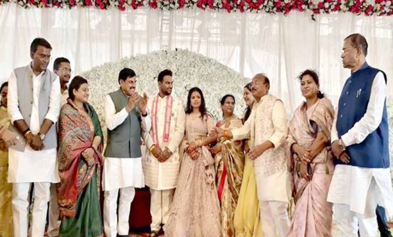 मुख्यमंत्री डॉ. यादव राज्य मंत्री जायसवाल के पुत्र के विवाह समारोह में हुए शामिल