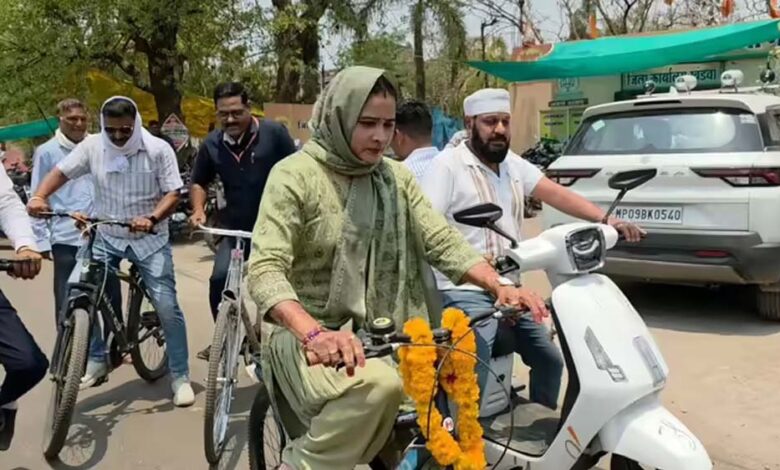 खंडवा में विधायक कंचन तनवे की साइकिल यात्रा चर्चा में, महापौर अमृता यादव ई-कार के साथ हुईं शामिल